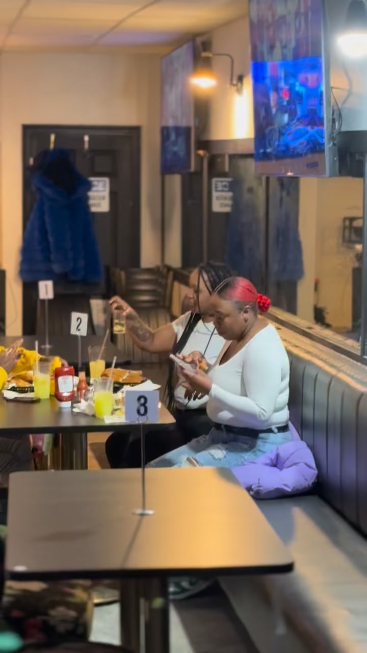 🎄 Secret Santa Surprise – We Have Our First Winner! 🎄
The very first Secret Santa gift has officially been found at Table #2!
Congratulations to our lucky guest—thank you for dining with us and being part of the fun. You never know what surprises are waiting when you stop by.
🎁 Remember:
• Gifts are hidden at random tables
• There is no set time
• No purchase required
• When you come in to dine, you just might leave with a surprise
Stay tuned… the next Secret Santa gift could be at your table!