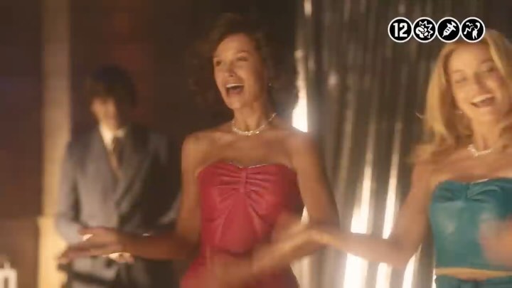 What a ride! Samen met de allerleukste schrijfcrew schreven we het scenario voor de 5-delige serie Patty, en goten we haar achtbaanleven in fictie. Over een vrouw in de wereld van showbizz die diep valt maar telkens weer opveert. Mijn eerste stappen van script naar doek 🙌 Ik ben suuuper benieuwd wat jullie ervan vinden. Gister was de première, nu is de hele shabang te zien op Videoland! Veel dank aan @willkoopman en natuurlijk opper-Panter @pattybrard!
#patty #videoland