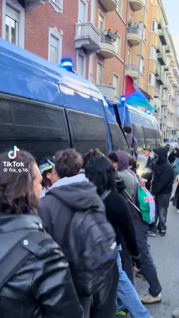 Tutti a dire che in piazza a Torino solo i cento i cappucciati hanno fatto danni e questi chi sono sono sempre gli stessi senza cappuccio.