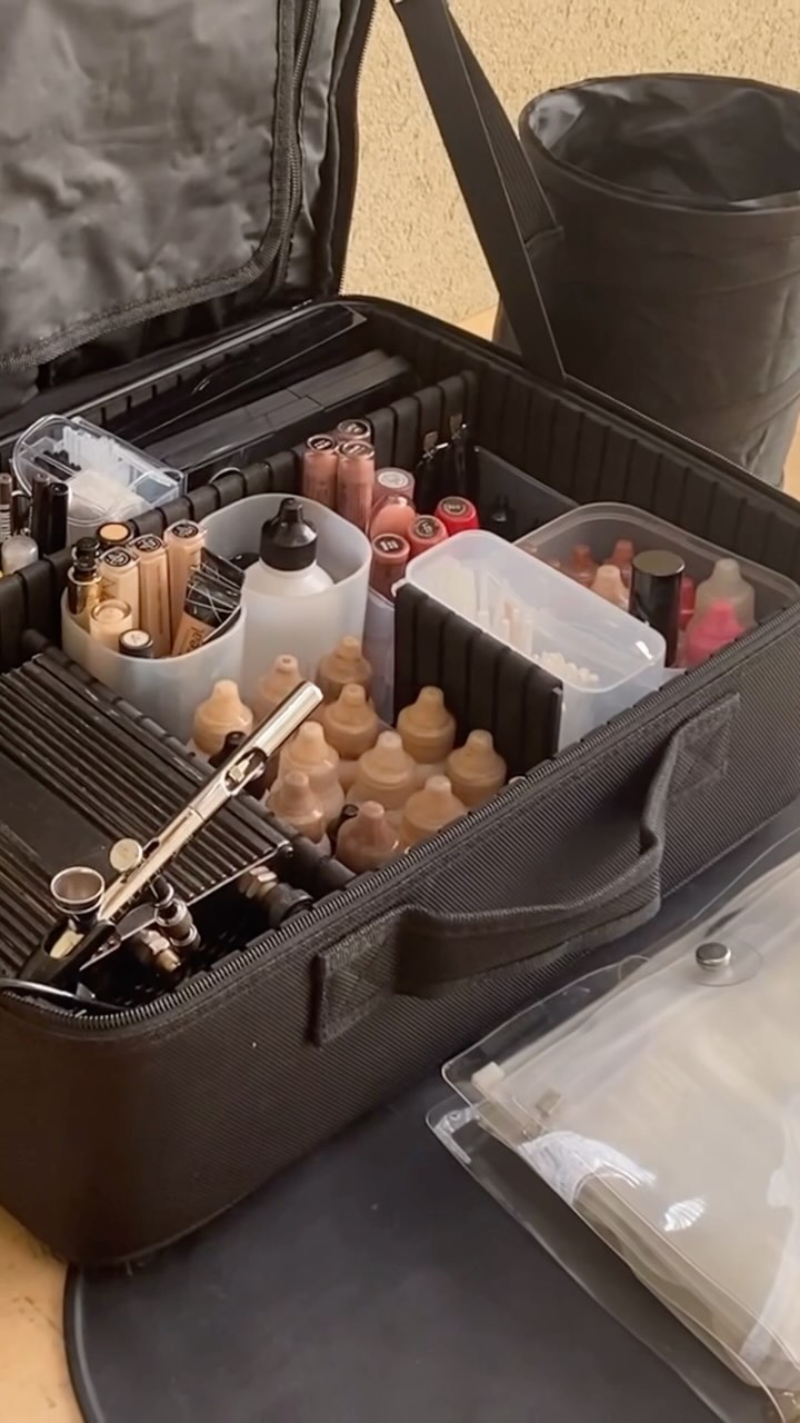 I found Three possibilities for our disposable makeup tools
.
.
1. The first one that works best for me is - a transparent plastic box with 6 parts - most makeup artists use this option and this box has a particularly important tool and it is a spatula. This is a necessary tool for keeping the facial skin of my clients sterile. I love that there are two mascara wand options,
The trigger is the best for applying mascara or eyebrows precisely.
2. Divided Pvc case
It is not very easy to get the tools out of it
But it's nice that it has a lid, and it fits in my suitcase.
3. Cheese transparent case
Fits well in my make-up case. I added a 3-part transparent divider to the case to help me separate all the parts
Tell me what storage tool you use for your disposables
.
.
.
עד כה מצאתי 3 אפשרויות עבור הכלים החד פעמיים שלי כמאפרת
הראשון והכי טוב בעייני כרגע הוא קופסת הפלסטיק המחולקת לשישה חלקים
מה שמיוחד בה בקופסה שהיא מגיעה מלאה והחד פעמיים הכי הכרחיים שיש
מקל מסקרה חד פעמי בשני גדלים. מקל ערבוב של חומרים כמו קרם פנים או קונסילר , כל שעור הפנים של המאופר והציוד שלנו נשאר סטרילי.
ספוגיות משולש חד פעמיות והכל מגיע בצבע שחור ואחיד.
.
.
#makeuphacks #makeuptool
#disposable #makeupdisplay #makeupdisposables #tipsdemoda #tipsdemakeup #prodisposable #promakeup #promakeuplab #promakeupacademy #promakeupartists #makeupkit #makeupkitdisposables #tampabride #organization #makeupdisposables #איפור #איפורערב #איפורמקצועי #איפורכלה #חדפעמי #כליםחדפעמיים #מאפרתמקצועית #מאפרתכלות #איפורמלוות