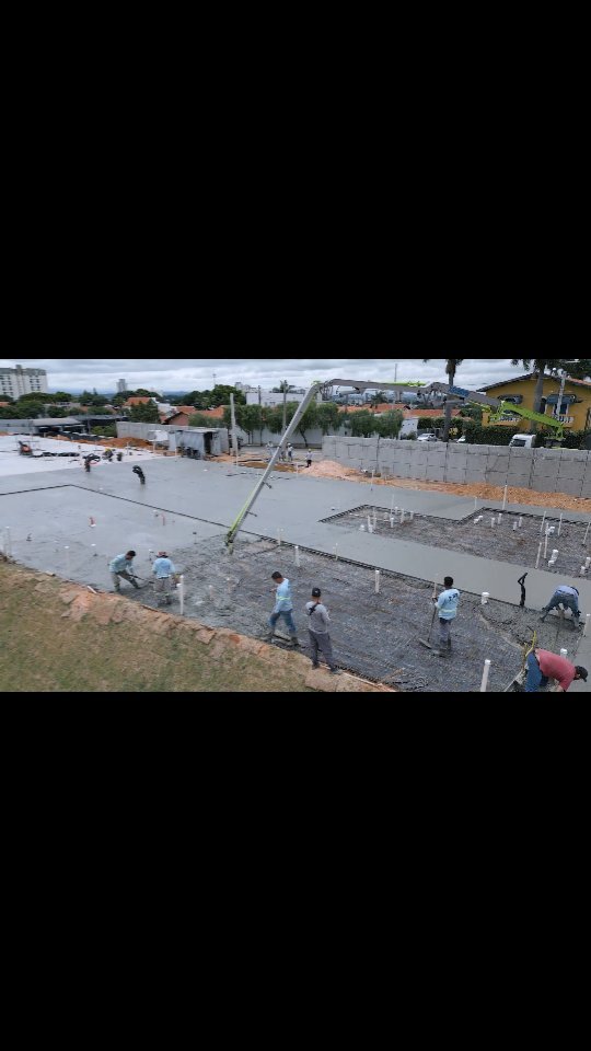 Projeto do piso da escola Red House International School em Indaiatuba
Vídeo da concretagem da nova unidade da Escola Red House, localizada em Indaiatuba.
Uma àrea de pouco mais de 1.700m², onde a Fortis Industria em uma parceria com a Concrebase forneceu o concreto reforçado com fibras, com a adição da Microfibra FIBROFORTIS12mm, para controle da retração plástica do concreto e a Macrofibra Estrutural MacroFortis 58HC.
Com baixissimo nível de afloramento, as Fibras da FORTIS, proporcionaram um exelente acabamento ao piso, isso, somado com a elevada resistencia, e a utilização matéria-prima 100% Virgem, Fibras da FORTIS são Garantia de Qualidade e Durabilidade para a obra!
📽🎬 @volt.films
Entre em contato conosco e descubra como podemos contribuir para o sucesso dos seus projetos.
(019) 2042-4101
(011) 98966-8421
www.fortisindustria.com.br
contato@fortisindustria.com.br
Juntos somos mais Fortis! 💪🏼🏢
#concreto #controlederetracao #fibrasintetica
#fibraparacimento #pisodeconcreto #fibradepolipropileno #contruçãocivil #engenhariacivil #engenharia #arquitetura #obras #obra #construcao #reforma #projeto #engenheirocivil #arquiteto #construtora #concreto