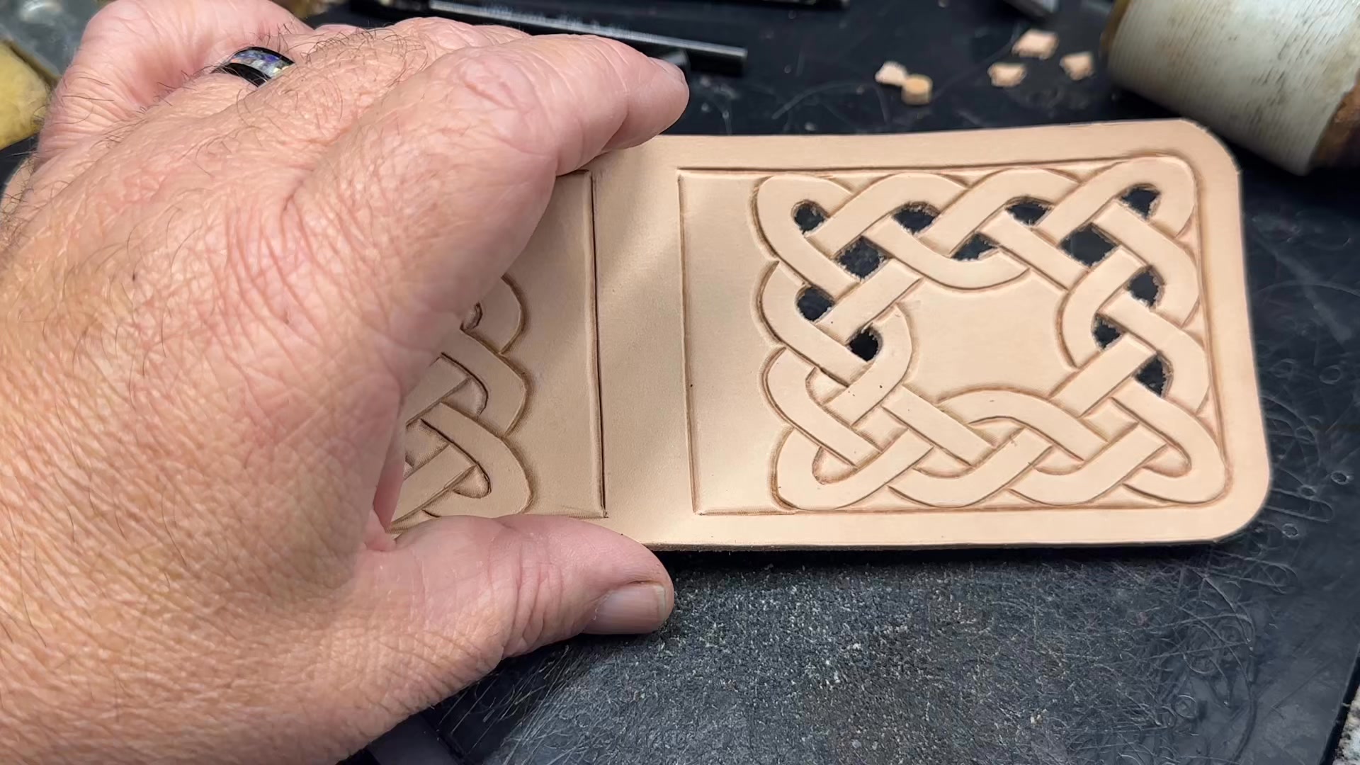 Leather shit: The easy way to do leather filigree. Put down that exacto blade. The strait tool is a bk bar grounder that I sharpened to a knife edge.
#leathershit #leatherfiligree 
