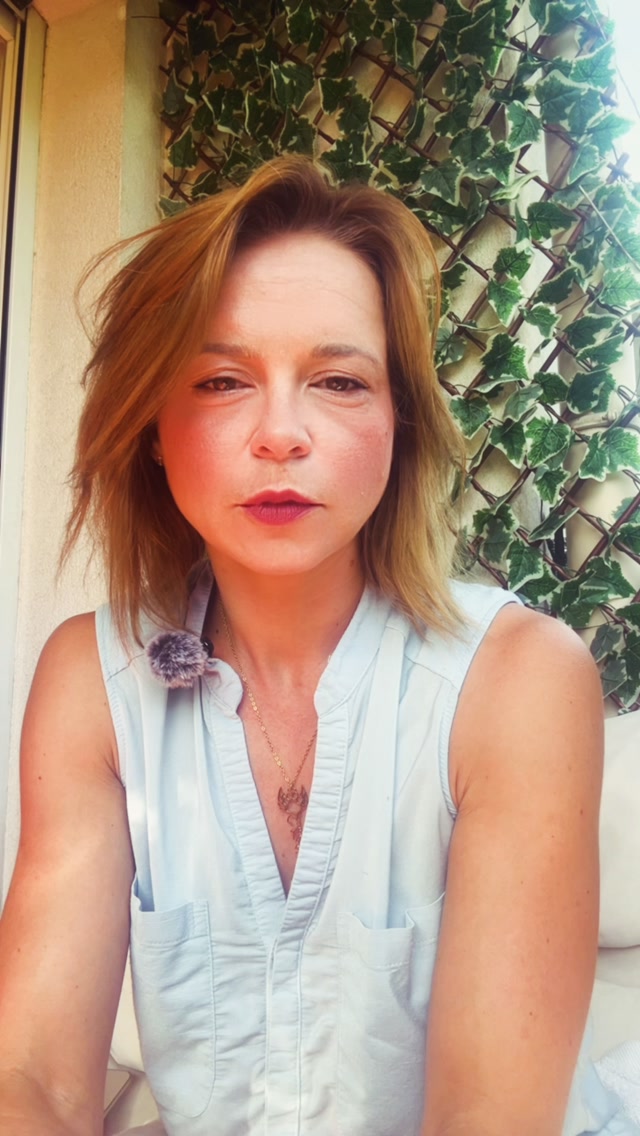 Pendant longtemps, on a choisi une maison pour son style.
Sa cuisine.
Ses volumes.
Sa décoration.
Mais avec des étés toujours plus chauds, un nouveau critère devient essentiel : le confort.
Demain, une maison ne sera plus seulement jugée sur son esthétique.
Elle le sera aussi sur sa capacité à rester agréable à vivre en plein été.
Et c’est justement là que l’architecture d’intérieur prend tout son sens.
━━━━━━━━━━━━━━
💬 Selon vous, le confort thermique va-t-il devenir un critère aussi important que la décoration ?
━━━━━━━━━━━━━━
📍Maison Joly – Architecture d’intérieur & Maîtrise d’œuvre
🏡 Particuliers | Promoteurs | Syndics
📩 Un projet en Île-de-France ou à distance ? Échangeons.
#ArchitectureInterieure #Canicule #ConfortThermique #Renovation #maisonjoly
