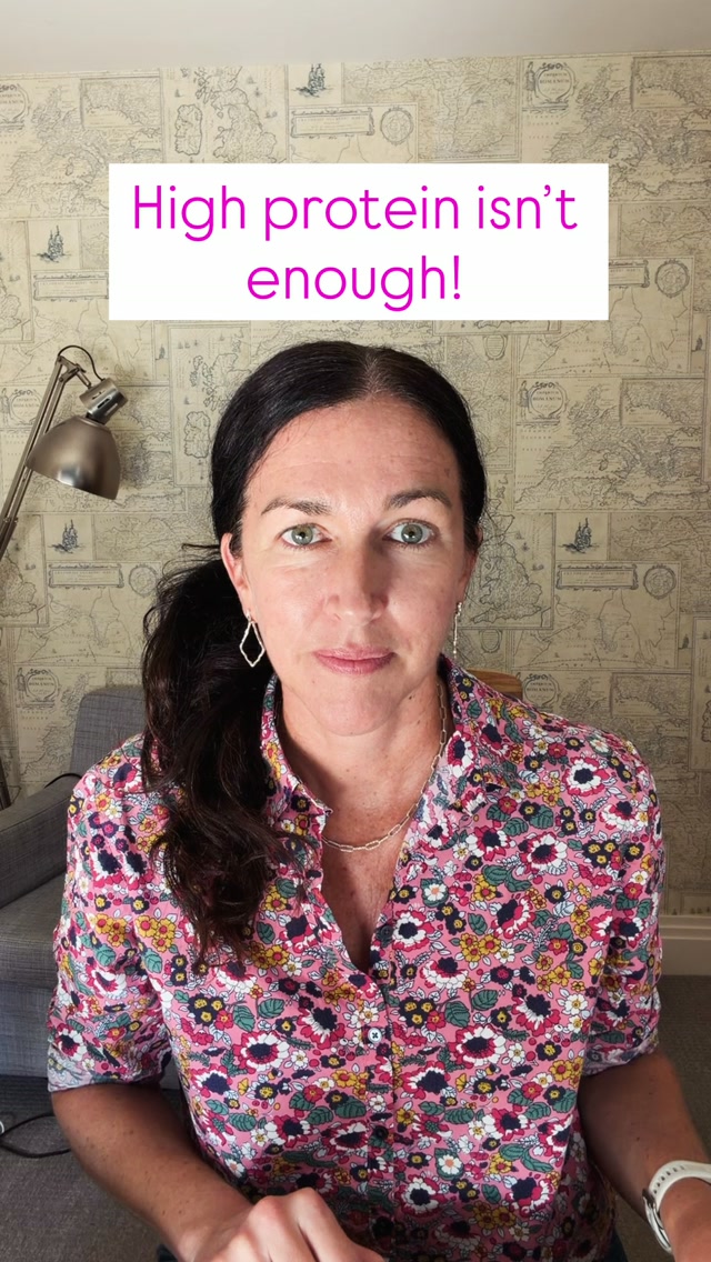 💛 If you’re perimenopausal, a high protein diet isn’t enough to help with cravings, insulin resistance and weight management.
💛 Fibre needs to feature too.
💛 Yes, protein IS important, it helps with:
- satiety
- Muscle preservation
- Blood sugar levels
But if fibre doesn’t feature…
- hunger comes back quicker
- Digestion slows down
- Your gut health could suffer
- Insulin sensitivity could worse
💛When building your plate, make fibre a priority too, through whole grains, pulses, nuts, seeds, fruit and veg!
If you are experiencing gut health issues - you will need individualised fibre advice depending on your symptoms.
#midlifenutrition #glp1diet
#perimenopausedietitian #hrt #hormonereplacementtherapy 