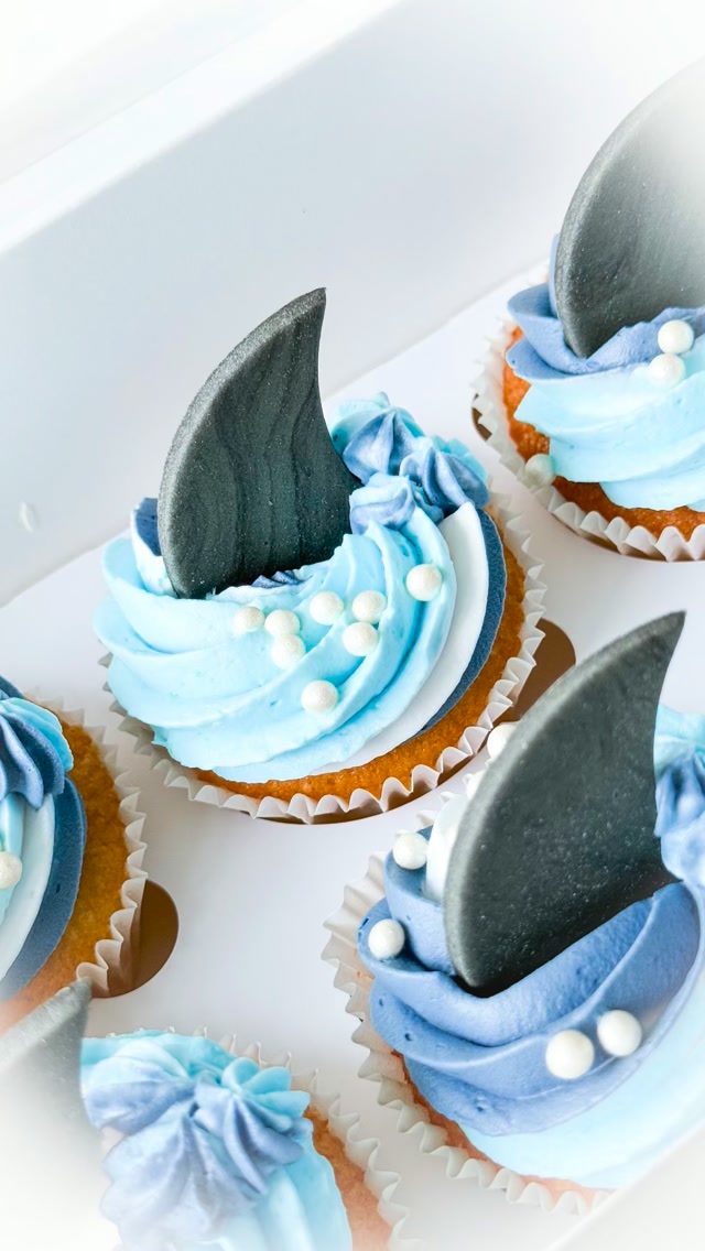 Lactosevrij is bij cupcakes altijd een optie, maar……
Dit moet je wel altijd apart aangeven!
.
Mijn cupcakes zijn standaard glutenvrij, maar niet standaard lactosevrij!
In mijn basisrecept zitten meerdere melkproducten verwerkt!
.
#cupcakes #glutenvrijecupcakes #cakemehappyglutenfree #lovetobakeyouhappy #glutenvrijetips