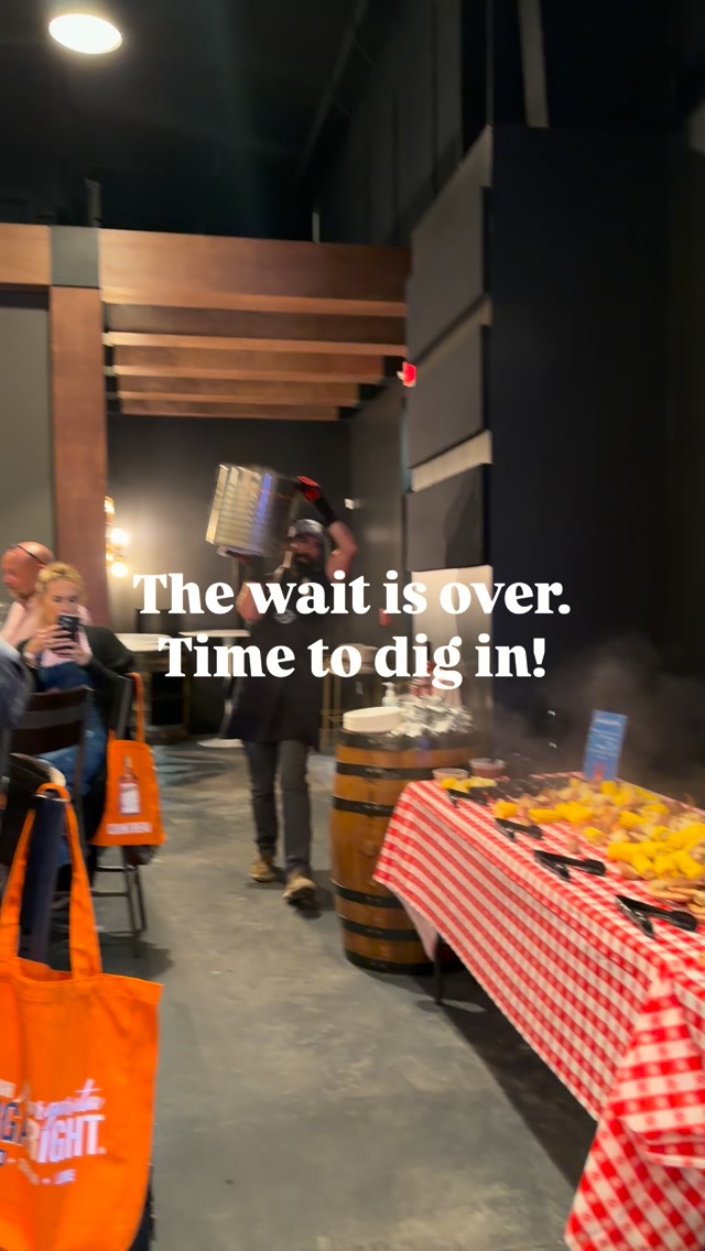 When the seafood boil arrives, everyone suddenly knows where to be. 😎