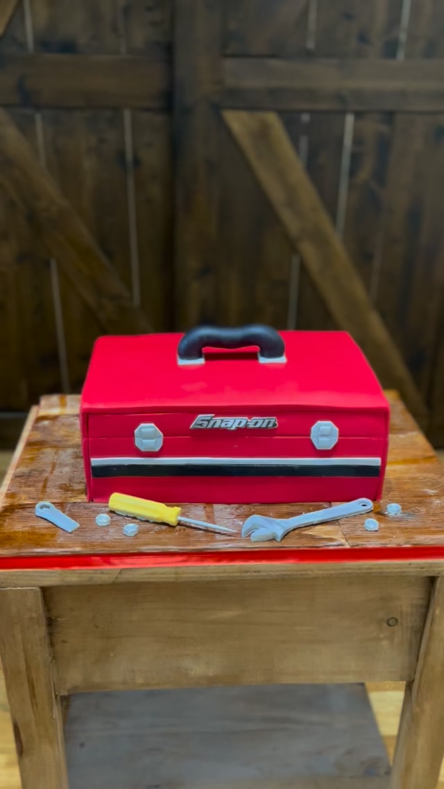 Yup…that’s a CAKE 🎂
3 flavors inside the box complete with chocolate tools!
How did I accomplish it? By working with the right tools, of course! Oh, and YEARS of practice…
#snarkysweetcakechick #icingimagesblueprinters #customcakesarvada