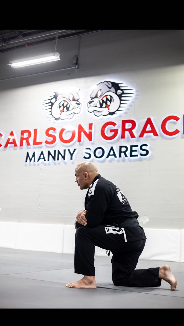 Today I woke up thinking about receiving my 6th degree on my Jiu-Jitsu black belt… and the first word that comes to my heart is: GRATITUDE. 🙏🥋
What a journey!
It’s almost funny to think about how our motivations change throughout life.
There was a time when I was motivated by earning the next belt.
There was a time when I was motivated by competition, winning, and chasing results.
Today, my biggest motivation is different: to become a better professor and, most importantly, a better human being.
I want to continue using Jiu-Jitsu as a tool to make a positive difference in the lives of the people God places around me.
After so many years, I understand more than ever that Jiu-Jitsu goes far beyond fighting, medals, or belts. It teaches us discipline, humility, respect, perseverance, friendship, and who we truly are when life gets difficult.
And my beginning was not easy.
When I started this journey, I was going through a very difficult time in my life. But God is amazing. He knew how to guide me and placed the right people in my path — people who helped me, believed in me, and also gave me the tough advice I needed when I was going in the wrong direction.
Because a true friend is not only someone who stands beside you during the good times. A true friend also has the courage to correct you when you need it.
Today, when I look back, I realize that every challenge, every training session, every defeat, every victory, and every person along the way helped shape the person I am today.
The 6th degree represents many years of Jiu-Jitsu, but to me, it represents something even greater: a lifetime of learning.
And I still have so much more to learn, teach, and experience.
Thank you to everyone who has been part of this journey and to everyone who continues walking beside me.
And above all, thank you, God, for never letting go of my hand, for using Jiu-Jitsu to transform my life, and for giving me the opportunity to use this art to positively impact the lives of others.
The journey continues. 🥋🙏