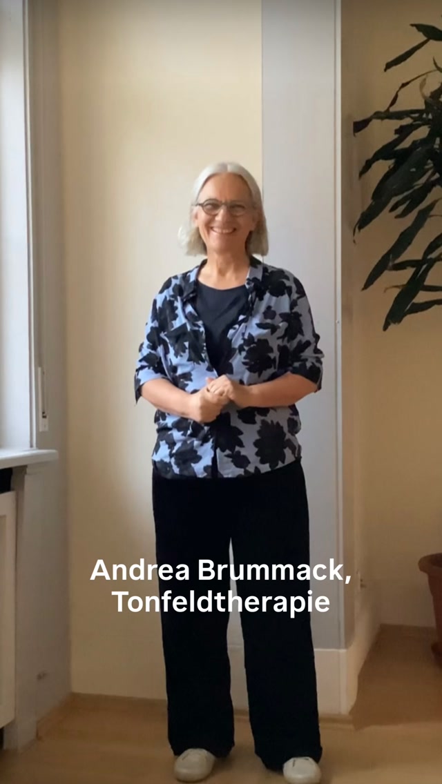 Andrea Brummack begleitet Teilnehmende unseres Body Voices Basic Wochenendes mit 1-1 Sessions in Tonfeldarbeit. Wie all unsere Methoden setzt Tonfeldarbeit dort an, wo Worte nicht hinkommen. Durch die Berührung des Tons entsteht eine sanfte Öffnung im Körper: Entkrampfung, Loslassen, ein inneres Aufatmen.
Als freie Sachverständige für sexualisierte Gewalt und Fachautorin bringt Andrea zwanzig Jahre Erfahrung mit nonverbalen Therapiemethoden mit — und begleitet Menschen nachhaltig und tiefgreifend dort, wo Sprache allein nicht reicht.