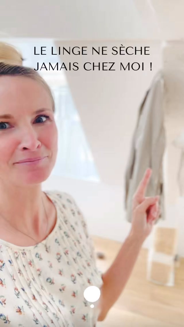 Est-ce votre linge sèche dans le salon ?
🌿
Dans mon 1er appartement, un minuscule studio dans lequel j’étais locataire, le linge séchait au beau milieu de ma pièce de vie. Étendu de retour du lavomatic !
🌿
Quand je me suis installée avec mon mari, dans un appartement de 40 m2, nous avions notre propre machine à laver mais ont étendait tjs dans le salon.
🌿
Alors autant vous dire que quand nous avons acheté et rénové notre 1er appartement, mon rêve était d’avoir une vraie buanderie, pour ne plus jamais voir le linge !
🌿
Elle n’a beau faire que 1,5m2 elle me permet de ne plus jamais avoir besoin d’entendre mon linge dans le salon ou la salle de bain, et pour moi c’est essentiel !
🌿
Est-ce essentiel pour vous aussi ? Dites-le moi en commentaire et d’ici là allez à l’essentiel justement !
.
.
.
.
#buanderie #laundryroomdesign #declutteryourmind #ecologiedinterieur #amenagementinterieur