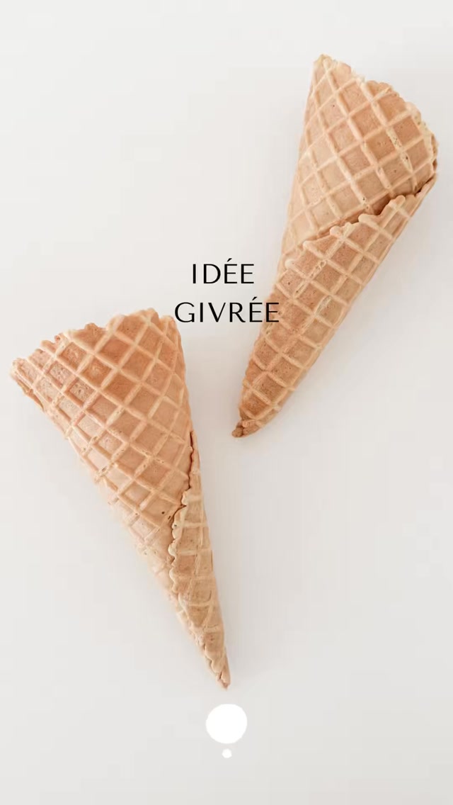 Êtes-vous bec salé ou bec sucré ?
🌿
De mon côté c’est bec sucré sans aucun doute, si j’ai une petite faim je vais chercher un gâteau plutôt qu’une tranche de jambon ! Et au restaurant je regarde toujours la carte des desserts avant de commencer !
🌿
Mais il faut reconnaître que la pâtisserie c’est pas le plus simple à faire et que je suis pas une grande cuisinière. C’est mon mari qui s’en charge et comme il est bec salé il ne pense jamais trop aux desserts !
🌿
Alors c’est pas l’idée du siècle me direz-vous, mais on consomme rarement sa glace dans un cornet quand on est à la maison et du coup, ça change tout !
🌿
Personnellement je vais me fournir au @lebacaglaces à Paris et évidemment à @la_martiniere_glacier à l’île de Ré qui vient en plus d’ouvrir un magasin aux Portes !
🌿
Parfois il suffit de petits détails pour faire la différence et je trouve que c’est le cas avec cette simple idée ! Dites-moi ce que vous en pensez et d’ici là allez à l’essentiel !
.
.
.
.
.
#ecologiedinterieur #fewerbetterthings #simplicitevolontaire #ideedessert #simpleandpure