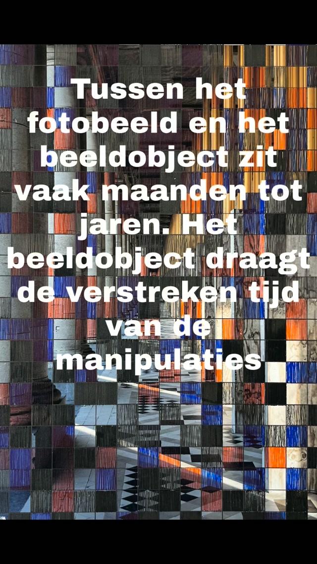 03/04-Het proces | Een voortdurende dialoog.
Tussen het maken van een foto en het uiteindelijke beeldobject zit vaak maanden tot jaren. Het beeldobject draagt de verstreken tijd van het denken, de ervaring en de manipulatie.
Elk fotografisch beeld dat ik gebruik, maak ik zelf. Fotografie is voor mij het medium bij uitstek om maakbaarheid vast te leggen: een werkelijkheid die op een bepaald moment bestaat en die voortdurend onderhevig is aan verandering.
Daarna begint een lange dialoog tussen mezelf en het beeld.
Wat boeit me? Waarom blijf ik terugkeren naar net dit beeld?
Het fotobeeld wordt digitaal licht bewerkt. Soms dagen, weken of maanden. Daarna wordt het afgedrukt en begint opnieuw een andere dialoog.
Ik snijd, kleur, teken, voeg repetitieve patronen toe en stel opnieuw samen. Nooit in één beweging. De interventies ontstaan in verschillende fasen, terwijl ik tegelijkertijd aan meerdere beelden werk.
Soms scan ik een manueel bewerkt beeld opnieuw in, druk het opnieuw af en begint het proces opnieuw.
Beeld wordt product.
Product wordt materiaal.
Materiaal wordt opnieuw beeld.
Tot het moment waarop ik voel dat het af is.
….Voorlopig…
#ContemporaryArt
#ConceptualArt
#MixedMediaArt
#ArtExhibition
#PhilosophyInArt