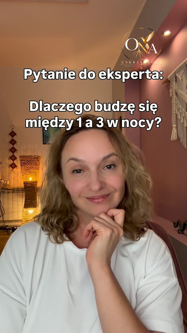 Dlaczego budzisz się między 1 a 3 w nocy? 🌙
Według medycyny chińskiej może to być jeden z sygnałów, że warto przyjrzeć się równowadze Wątroby – szczególnie jeśli towarzyszą temu napięcie, rozdrażnienie, PMS, bolesne miesiączki czy inne objawy.
Organizm często mówi do nas wcześniej, niż zaczynamy go słuchać. 🌿
A ta rolka powstała we współpracy z Uskrzydloną – bezpłatną, zamkniętą grupą stworzoną przez ponad 20 specjalistek z różnych dziedzin.
🌸 Znajdziesz tam wiedzę i inspiracje dotyczące zdrowia, psychologii, emocji, ruchu, relacji, finansów i wielu innych obszarów, które wpływają na nasze życie.
🎥 Będą też materiały przygotowane specjalnie dla grupy oraz spotkania LIVE z ekspertkami.
💛 Chcesz dołączyć? Napisz w komentarzu „USKRZYDLONA”, a wyślę Ci link do grupy na Facebooku.
🩷
Jeśli natomiast chciałabyś przyjrzeć się swojemu organizmowi bardziej indywidualnie, zapraszam Cię na konsultację 1:1.
🌱 Wspólnie przyjrzymy się Twoim objawom, poszukamy ich możliwych przyczyn i zastanowimy się, jak wesprzeć organizm w powrocie do równowagi.
Możesz umówić się na konsultację online lub wizytę w moim gabinecie we Wrocławiu – Bertha Holistic.
Zaopiekuj się sobą w Bertha Holistic 🌿