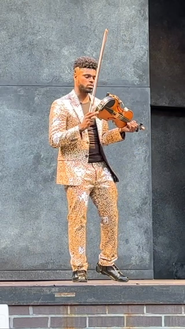 1 minute and 16 seconds of one of my favorite @michaeljackson songs!🎻
Dr. Edward W. Hardy performs @michaeljackson’s “Human Nature” at Richard Rodgers Amphitheater in Marcus Garvey Park on July 23, 2026.
🎥: @liachangphotography / @backstagepasswithliachang
Presented by @classicalharlem
Outfit: @soundkulture / @marcoalexanderofficial
#violinist #michaeljackson #humannature #violincover #popviolinist