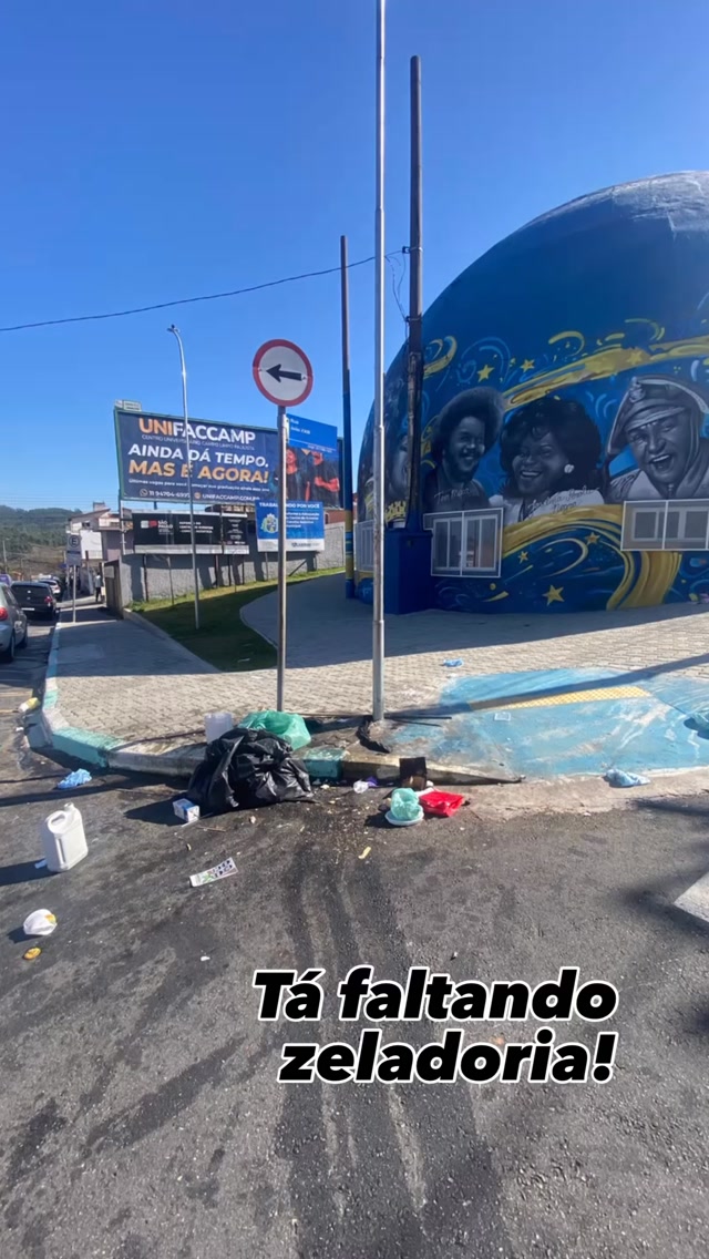 É inaceitável a falta de zeladoria que vem ocorrendo no centro da cidade! A Concha acústica, não pode ser palco de descarte de lixo dos estabelecimentos do seu entorno! A prefeitura precisa fiscalizar esse tipo de atitude e tomar as providências para que cada estabelecimento seja responsável pelo seu lixo para que a população não tenha que conviver diariamente com esse descaso!