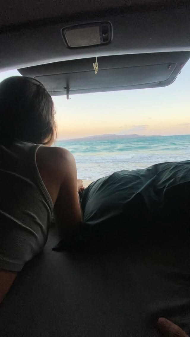 Tenho 38 anos e ainda tenho uma dificuldade enorme em aceitar uma vida previsível.
Talvez por isso eu já tenha largado um emprego estável, saído do Brasil com uma mochila, morado dentro de um carro, dirigido até o Alasca, conhecido mais de 50 países e experimentado mais hobbies do que consigo lembrar.
E mesmo depois de tudo isso, continuo sendo o cara que vê alguém fazendo uma coisa nova e pensa:
“Eu quero também.” 😂
Não é sobre adrenalina.
É sobre curiosidade.
Eu quero continuar aprendendo coisas novas, conhecendo lugares novos, mudando de ideia, passando vergonha tentando alguma coisa pela primeira vez e colecionando histórias pra contar.
Hoje sou pai, marido, tenho responsabilidades e uma vida completamente diferente daquela que eu tinha na estrada.
Mas uma coisa eu não quero perder nunca:
a vontade de experimentar a vida.
Acho que é isso que significa Bora Viver pra mim.
Bora?