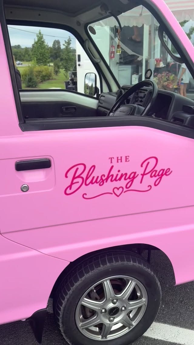 @the.blushing.page was the cutest bookmobile!! 🩷🤓
#romancebooks #romancereader #romancebookstore