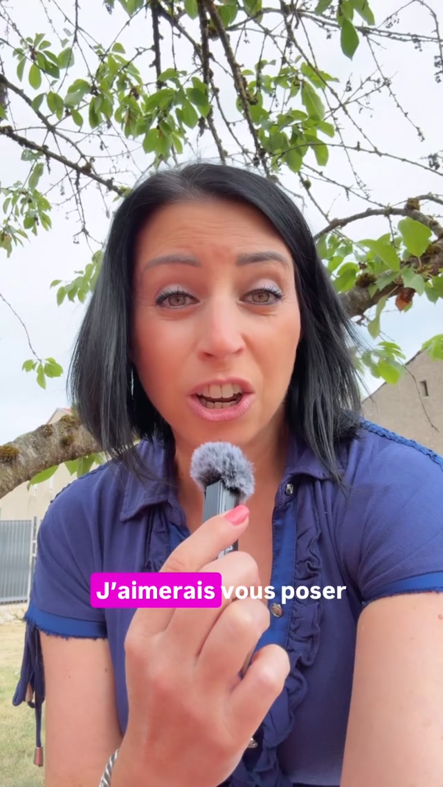 🌼 Vous avez dit « oui ». Mais intérieurement…c’était non.
Oui à cette invitation.
Oui à ce service.
Oui à cette discussion.
Oui parce que vous ne vouliez pas décevoir, devoir vous expliquer, créer de tension… ou simplement parce que le « oui » est sorti avant même que vous ayez eu le temps de vous demander ce que vous vouliez réellement.
Ça vous arrive ?
Pendant un cancer, mais aussi dans l’après-cancer, la question des limites peut devenir particulièrement complexe. Parce qu’il faut déjà composer avec les contraintes de la maladie, les traitements, la fatigue, les attentes de l’entourage, la reprise de la vie sociale ou professionnelle… et parfois avec cette impression qu’il faudrait désormais pouvoir « reprendre normalement ».
Alors on s’adapte. Encore.
Et il peut devenir difficile de distinguer ce que l’on accepte réellement de ce que l’on accepte par automatisme, culpabilité ou peur de décevoir.
En psycho-oncologie, travailler sur l’assertivité, les besoins et les limites ne consiste pas à apprendre à dire « non » à tout.
Et c’est justement là que se trouve le défi de cette page 21. Je pourrais vous l’écrire ici… mais ce serait beaucoup moins intéressant. 😉
🎥 Regardez le Reel jusqu’au bout : je vous propose un défi très concret à tester cette semaine.
Et rassurez-vous : vous n’aurez pas nécessairement besoin de prononcer le mot « non » pour le réussir.
🌼 Une seule situation suffira.
▶️ Lancez le Reel et découvrez votre défi.
Puis revenez me dire en commentaire : défi accepté ?
📖 Le Cahier de vacances
Chapitre 7 • Page 21/24
Un été pour souffler, réfléchir et prendre soin de soi.
#savoirdirenon #poserseslimites #cancer #aprescancer #assertivité