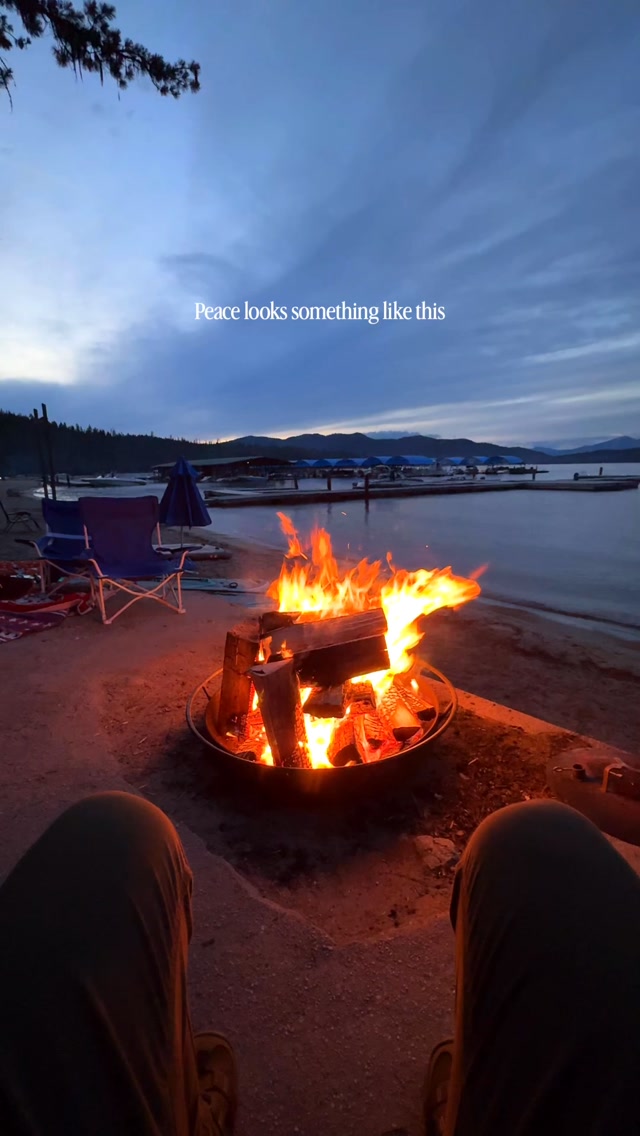 Bonfire on a lakeshore. Does it get better than this?
#idaho #bonfire #peaceful #camping #trendingaudio
