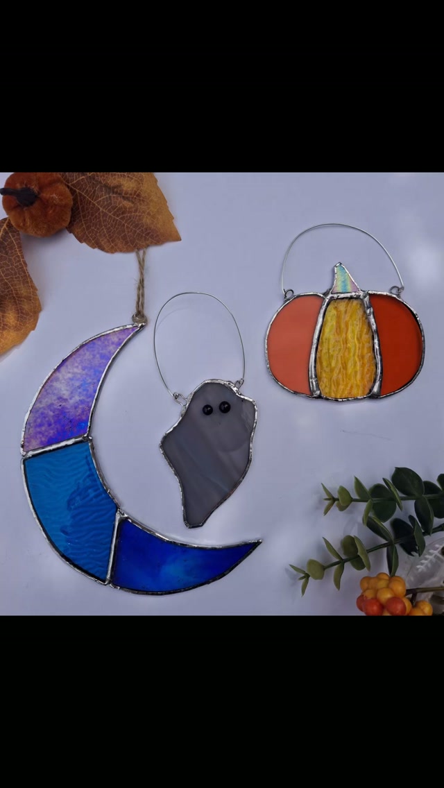 A few stained glass & mosaic pieces I've made ready for the Mind, Body, & Spirit festival on Sunday 30th over @yogastudio173 (full details pinned to my main grid)
Its also a great opportunity to swing by and have a chat about my halloween mosaic & glass courses coming this autumn.
There's lots of free workshops for the mind & body...AND a dog show🐾🐕!!!
Something for everyone and the weather is looking good too!
Plenty of reasons to visit! Hope to see you there🥰
#essexcrafts
#yogalife
#southendcity
#mosaics
#stainedglass
