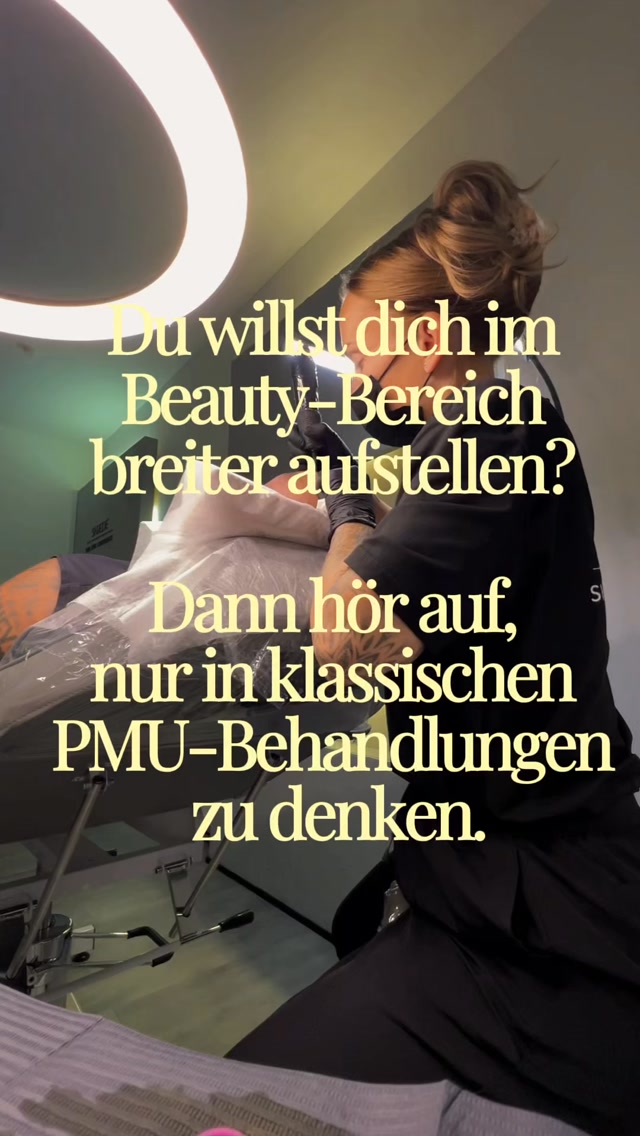Ich glaube, der Beauty-Markt wird gerade deutlich schwieriger.
Noch eine Brow Artistin. Noch eine Lash Artistin. Noch jemand, der Lippen pigmentiert.
Natürlich kann man damit erfolgreich sein. Aber wenn ich heute nochmal anfangen würde, würde ich mir sehr genau anschauen, wo bereits extrem viele Anbieter sitzen und wo die Nachfrage auf deutlich weniger Spezialisten trifft.
SMP war für mich genau so eine Erweiterung.
Und nein, dafür musst du dein bisheriges Business nicht über Bord werfen.
Die spannendere Frage ist: Würdest du heute nochmal ausschließlich mit PMU starten? 👀