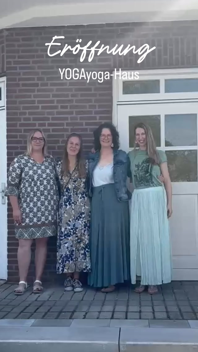 Wir haben eröffnet.
Mein Herz ist immer noch ganz voll von diesem Tag!
So viele liebe Menschen, schöne Begegnungen, Umarmungen, Gespräche und ganz viel YOGAyoga-Haus-Liebe. ✨
Nach all den Monaten voller Arbeit, Chaos, Zweifel und Vorfreude jetzt zu sehen, wie dieser Ort mit Menschen gefüllt wird, ist einfach etwas ganz Besonderes.
Danke an alle, die dabei waren und diesen Tag mit uns gefeiert haben.
Und jetzt?
Jetzt darf das YOGAyoga-Haus wachsen, sich füllen und seine ganz eigene Geschichte schreiben.
Ich freue mich so sehr auf alles, was kommt.