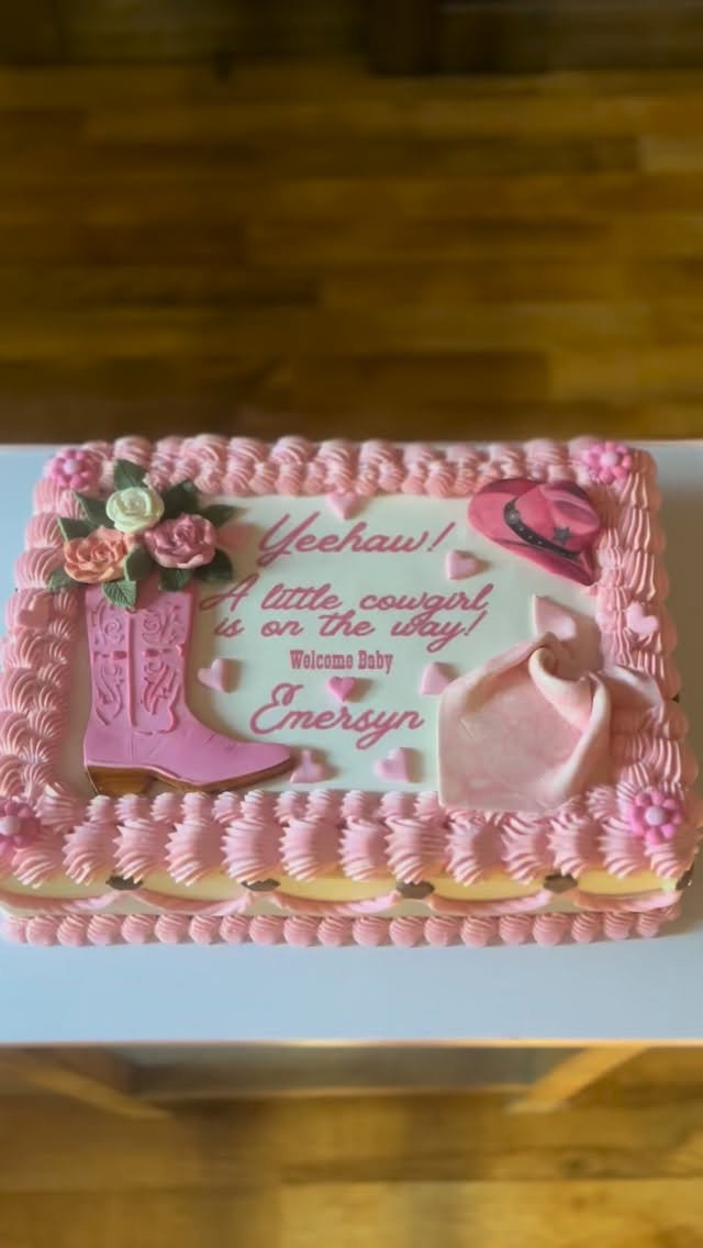 Boot Scootin’ Baby!!!
Delicious white cake with fresh lemon curd filling🤤… plus edible fondant elements
#snarkysweetcakechick
#customcakesarvada
#icingimagesblueprinters