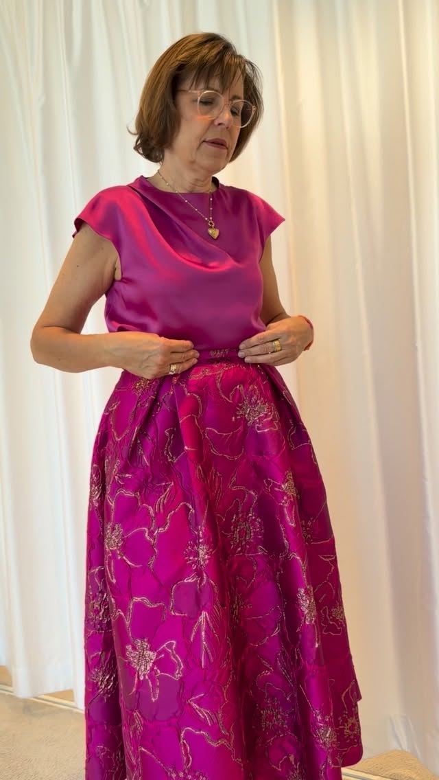 Auch für die Brautmutter oder Bräutigammutter ist die Hochzeit ein ganz besonderer Tag – und genauso besonders darf sich auch ihr Outfit anfühlen. ✨
Unsere liebe Claudia hatte sich schon in ein blaues Set von @atelier.bernal verliebt, als sie ihre Tochter zu ihrem Brauttermin begleitet hat. Als sie dann erfahren hat, dass wir ihr den Look auch in Pink anfertigen können, war klar: Das ist mein Outfit! 💕
Genau das macht Atelier Bernal aus: moderne, individuelle Hochzeitsgast-Outfits, die nach deinen Wünschen entstehen. Du liebst einen Schnitt, wünschst dir aber einen anderen Stoff oder eine andere Farbe? Kein Problem!
Wir fertigen unsere Pieces in unserem eigenen Atelier und passen sie individuell für dich an. 🪡
Denn Vorfreude ist doch gleich noch schöner, wenn man schon weiß: Das werde ich tragen. ✨
Wie würde dein perfekter Hochzeitsgast-Look aussehen? Kommentiere – wir sind gespannt! 🤍
#BrautmutterOutfit #BrautmutterMode #HochzeitsgastOutfit #AtelierBernal #Anlassmode