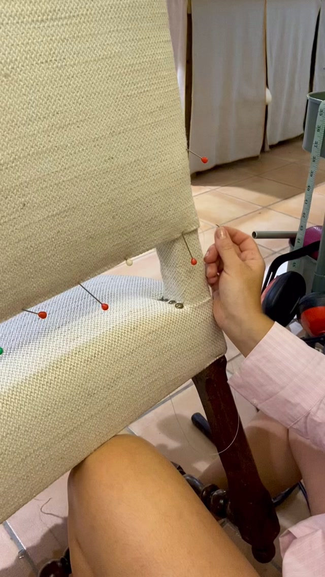 Recouverture d’un Fauteuil Louis XIII
Finition invisible couture main
à l’aide d’une aiguille courbe
Tissu @isse.edition