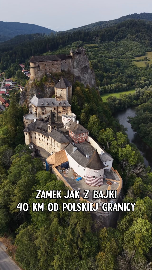 Nie uwierzysz, że ten zamek jest tylko 40 km od polskiej granicy! 🏰
Jeśli szukacie miejsca na jednodniową wycieczkę ze spektakularnymi widokami, koniecznie zapiszcie sobie Zamek Orawski na Słowacji. To jedna z tych atrakcji, które robią ogromne wrażenie już z daleka!
Zamek wznosi się wysoko na skale nad rzeką Orawą i wygląda trochę jak sceneria z filmu fantasy🏰✨
Możecie zwiedzić jego klimatyczne wnętrza, dziedzińce i wystawy, a przy okazji wejść na samą górę, skąd rozciąga się piękna panorama okolicy😍
📍 Zamek Orawski, Słowacja🇸🇰
Kto dopisuje go do swojej listy miejsc do odwiedzenia? 👇
#slovakia #slowacja