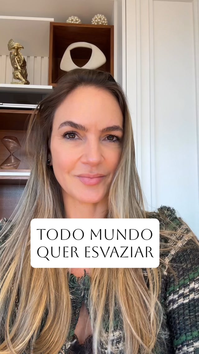 O problema nunca foi o preenchimento. Foi o excesso disfarçado de rejuvenescimento.
Durante anos, o ácido hialurônico foi tratado como resposta para tudo, principalmente flacidez.
Agora, cresce o movimento contrário: pessoas dissolvendo preenchimentos porque já não reconhecem suas próprias feições.
E há um ponto importante: estudos com ressonância magnética demonstraram que o ácido hialurônico pode permanecer no rosto durante anos. Por isso, reaplicar sem avaliar o que ainda existe pode gerar acúmulo, apagar contornos e aumentar o peso facial.
Isso não significa abandonar o preenchimento. Significa utilizá-lo com diagnóstico, precisão e, principalmente, limite.
Porque um bom resultado não é aquele em que todos percebem o procedimento.
É aquele em que ninguém consegue descobrir o que você fez — apenas percebe que você está muito bem.
