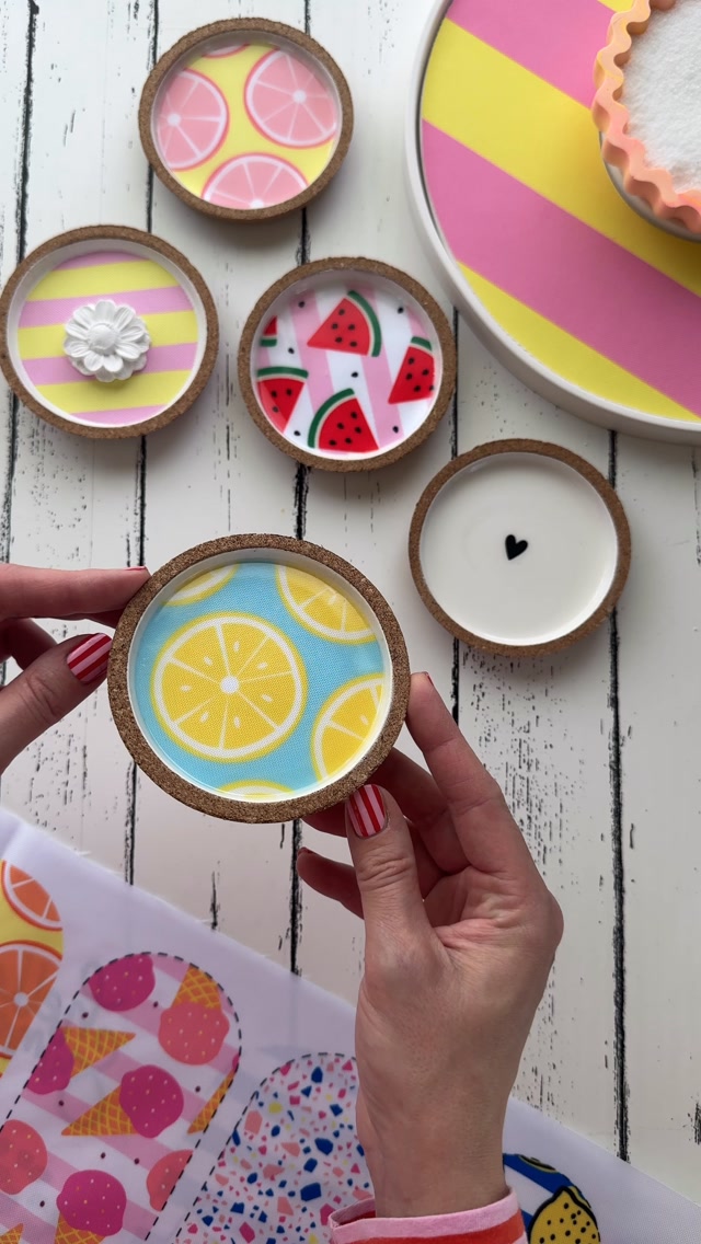 Werbung | Virale Korkuntersetzer mit Inlays
Ihr wolltet unbedingt ein Video der viralen Korkuntersetzer mit ner Inlay Variante. Tadaa, hier ist es 🥳
Bewahrt unbedingt den Zettel in der Verpackung auf, der ist nämlich ne perfekte Schablone für meine Inlays.
Den Untersetzer wie gewohnt gießen und dann erstmal kurz abstellen. Das Inlay auf keinen Fall direkt auf die Gießmasse legen. Erstmal kurz abwarten und sobald die Masse ein klein wenig angezogen ist, könnt ihr das Inlay vorsichtig drauf ablegen.
Ich habe übrigens mit Keraflott gegossen.
💌 Kommentiert mit „Kork“ und ich schicke euch die Materialliste.