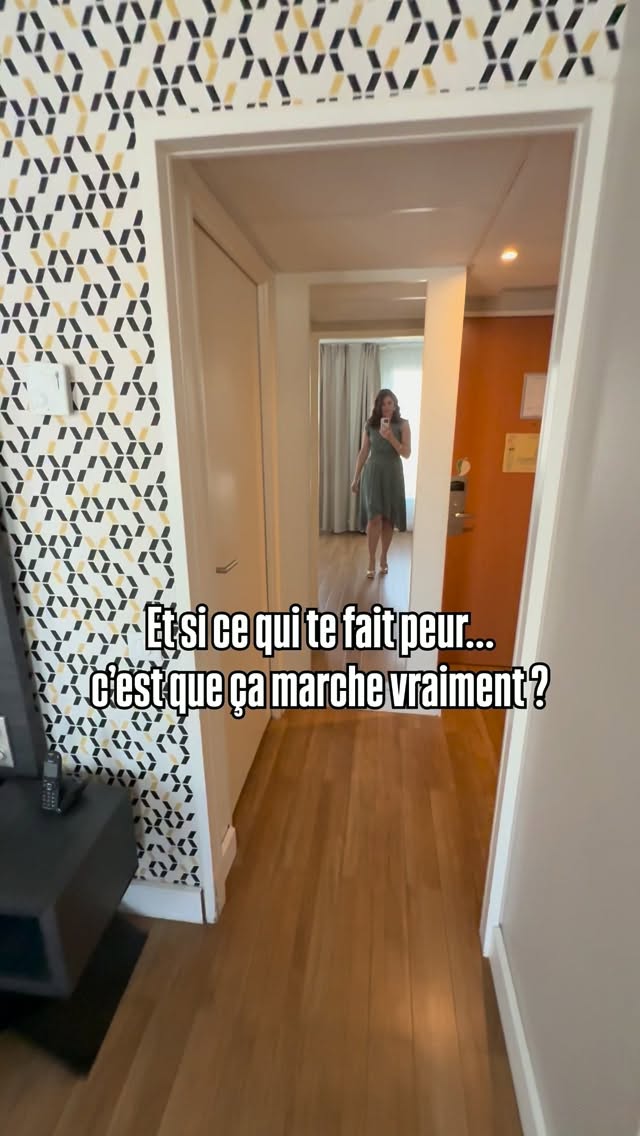 On imagine souvent que lorsque ce que nous voulons devient possible ou à notre portée, nous allons simplement foncer.
Et pourtant, il arrive parfois exactement l’inverse.
Au moment où une porte commence vraiment à s’ouvrir, les doutes arrivent.
Est-ce que c’est vraiment le bon moment ?
Est-ce que j’aurai le temps ?
Est-ce que je devrais faire cet investissement maintenant ?
Est-ce que je ne ferais pas mieux d’attendre encore un peu ?
Et je ne dis pas que chaque hésitation cache une peur, ni que tous les doutes doivent être dépassés.
Il y a des non qui sont profondément justes.
Mais il existe aussi ce moment très particulier où l’on sent qu’une décision pourrait réellement changer quelque chose.
Parce que tant qu’une vision reste une vision, elle ne bouleverse encore rien.
Mais quand elle commence à devenir accessible, nous savons aussi qu’il va peut-être falloir changer certaines habitudes, élever nos standards, prendre davantage notre place, faire des choix nouveaux… et devenir la FEMME capable de soutenir cette nouvelle réalité.
Et même lorsque cette réalité est profondément désirée, ça peut créer du vertige.
Je l’ai vécu moi-même cette semaine en me retrouvant sur la scène du théâtre que j’envisage pour ma première grande conférence.
J’ai ressenti presque en même temps :
« Je suis prête. J’ai envie de vivre ça. »
Et :
« OK… donc maintenant, tu vas vraiment devoir le faire. »
La deuxième sensation n’a pas invalidé la première.
Elle m’a simplement montré que cette vision était en train de devenir réelle.
Alors la question que je t’invite à te poser aujourd’hui est celle-ci :
Est-ce que ce que tu ressens te dit vraiment que ce n’est pas juste pour toi… ou est-ce qu’une partie de toi réalise simplement que cette décision pourrait changer les choses pour de vrai ?
👑 L’espacé de mentorat, SOUVERAINES commence le 14 septembre.
🎁 Et j’ai décidé de prolonger le tarif actuel avec 500 CHF de réduction jusqu’au mercredi 9 septembre à 23h59.
💕 Si tu sens que cet espace peut être celui de ton prochain passage, écris-moi simplement « S