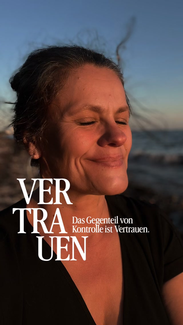 Wenn Beziehungen nicht funktionieren, in denen Bindungsangst und emotionale Abhängigkeit eine Rolle spielen, dann suchen wir sehr oft den Fehler bei uns selbst.
Aus einem simplen, aber überlebensstrategischem Grund:
Kontrolle.
Wenn der Fehler bei mir liegt, dann kann ich ja noch etwas tun. Dann kann ich aktiv dafür sorgen, dass die Beziehung ja vielleicht doch noch zu einer glücklichen und sicheren wird.
Denn wenn ich nichts mehr tun kann, dann müsste ich VERTRAUEN.
Vertrauen, dass der andere Part der Beziehung noch einsichtig wird, ich nicht verlassen werde, und wenn doch, der richtige Mensch mich finden und wegen mir bleiben wird.
Basis für dieses Vertrauen, sind emotionale Stabilität, ein gesunder Selbstwert und klar definierte Grenzen, über die ich nicht mit mir verhandeln lasse.
Blinde Flecken, die du unbewusst in dir trägst, sorgen dafür, dass dir die Basis fehlt und es dir schwerfällt, trotz allen Wissens in die Umsetzung zu kommen.
Für mehr Klarheit, kommentiere: BEZIEHUNG
Von Herzen,
Anja
#BEZIEHUNG
#BINDUNGSANGST
#EMOTIONALEABHAENGIGKEIT