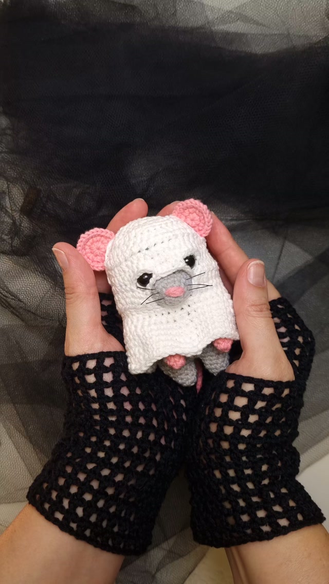 EM BREVE LANÇAMENTO!!! ❤️👻🐭
Ratin Fantasmin ✨️
Apresento mais um integrante do combo de receitas Halloween, o ratinho fantasma hehehhehe
Fiquem ligados que eu e a Juba @arteskomorebi estamos mostrando toda turma essa semana 🎃
Loja apoiadora do projeto @jadika3d ✨️♥️ obrigada pelo apoio!!!
#handmade #halloween #crochet #pattern