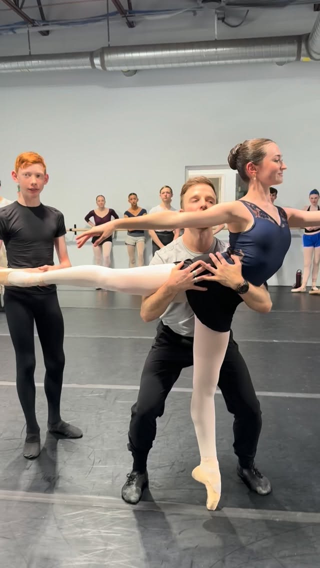 Help your partner by keeping your elbows up 💥💪#themaledanceconnection #maledancer #ballet #dance #balletdancer