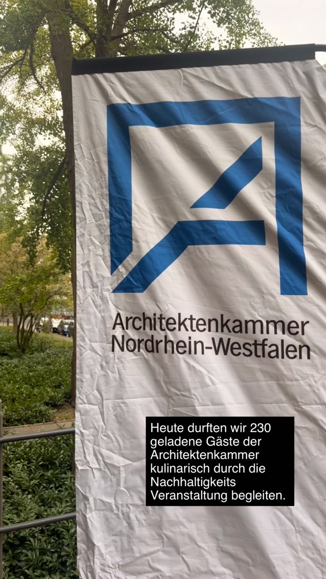 230 Gäste. Ein nachhaltiger Vormittag. Und jede Menge Soul Food. 🤍
Heute durften wir 230 geladene Gäste der Architektenkammer NRW bei der mittlerweile 4. Nachhaltigkeitsveranstaltung in Düsseldorf kulinarisch durch den Tag begleiten.
Vom entspannten Frühstück zum Ankommen über die Kaffeepausen bis hin zum kleinen Mittagsimbiss – frisch, abwechslungsreich und natürlich mit ganz viel Liebe zum Detail.
Eine rundum schöne Veranstaltung mit tollen Begegnungen, zufriedenen Gästen und einem wunderbaren Feedback für unser Team. Genau solche Tage machen uns richtig Freude!
Und weil gutes Catering nicht erst am Abend beginnt: Wir lieben es, Tagungen, Workshops, Konferenzen und Business-Events bereits am Morgen kulinarisch zu begleiten – vom Frühstück über Healthy Snacks und Kaffeepausen bis zum Lunch.
Ob 30, 100, 230 oder bis zu 500 Gäste: Wir entwickeln das passende Catering-Konzept für eure Veranstaltung – individuell, hochwertig und unkompliziert.
Die Wagnerin – Soul Food Kitchen
Catering für Business & Events in Düsseldorf und Umgebung.