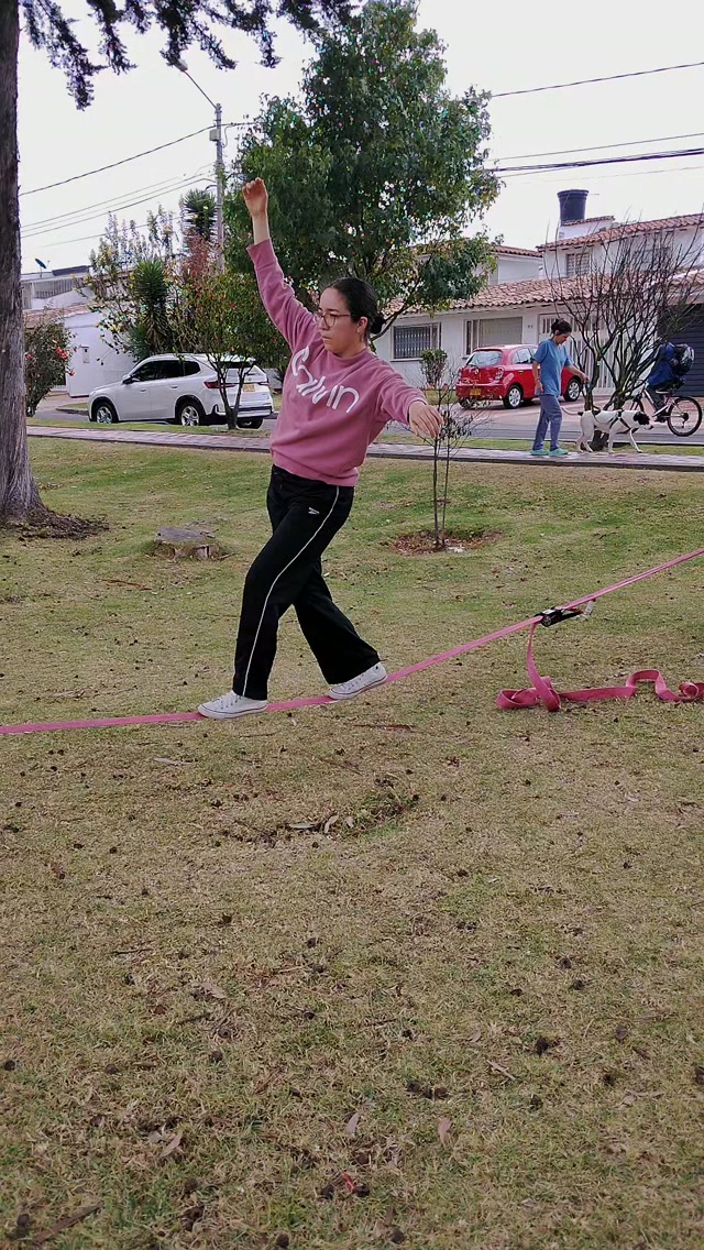 No olvides seguir nuestra cuenta @escuelaslackbogota
En este video te contamos por qué la vida cambia de tensión al igual que el Slackline.
@anmacuve01 explora el estado de flow de manera prolongada aceptando desafíos que la ponen incómoda pero la guían de forma amistosa.
Tu también puedes hacerlo agendando con nosotros.
Estamos presentes y pendientes en tu proceso. Agenda ahora desde $90.000 COP #vivelamagiadelequilibrio
#Slacklinelab #slackline #bogota #clasespersonalizadas