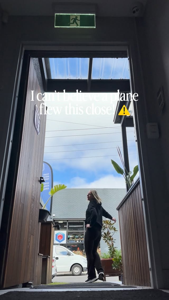 That was close. 😅✈️
Turns out the only thing flying past today was a not-so-subtle reminder to book your float.
Message received. See you soon? 🤍
Link in bio
#floattherapy #selfcaremelbourne #melbournewellness #melbournethingstodo #floatationpod