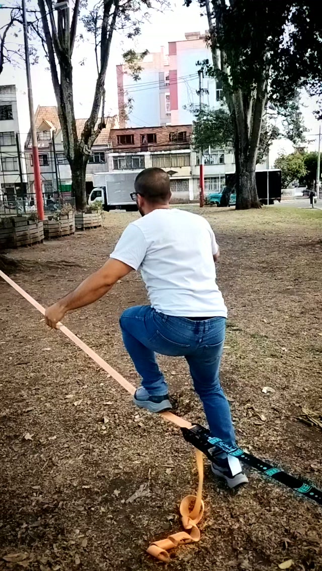 No olvides seguir nuestra cuenta @escuelaslackbogota
No necesitas equilibrio para empezar.
Eso fue lo que descubrió @jaimacaco en su primera sesión con nosotros.
La cinta Ya está lista solo faltas tú. ¿Qué esperas para hacer el acto de fe?
Agenda tu sesión desde $90,000
#slackline #vivelamagiadelequilibrio #filosofía #valores #desarrollopersonal