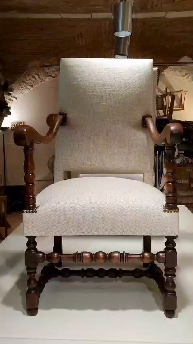 Restauration complète de deux fauteuils Louis XIII
Finition couture main invisible et clous décoratifs.
Nos clients ont opté pour la sobriété , l’élégance et l’intemporalité.
Tissu Emile @isse.edition
Coton lin et laine
Prochain départ pour Paris !
Vous souhaitez restaurer votre mobilier ?
Contactez nous en MP
🔗Ou via le lien en bio
#fabricationfrançaise
#tapissiernîmes
#tapissierdecorateur
#tissuameublement
#tissuaddict
