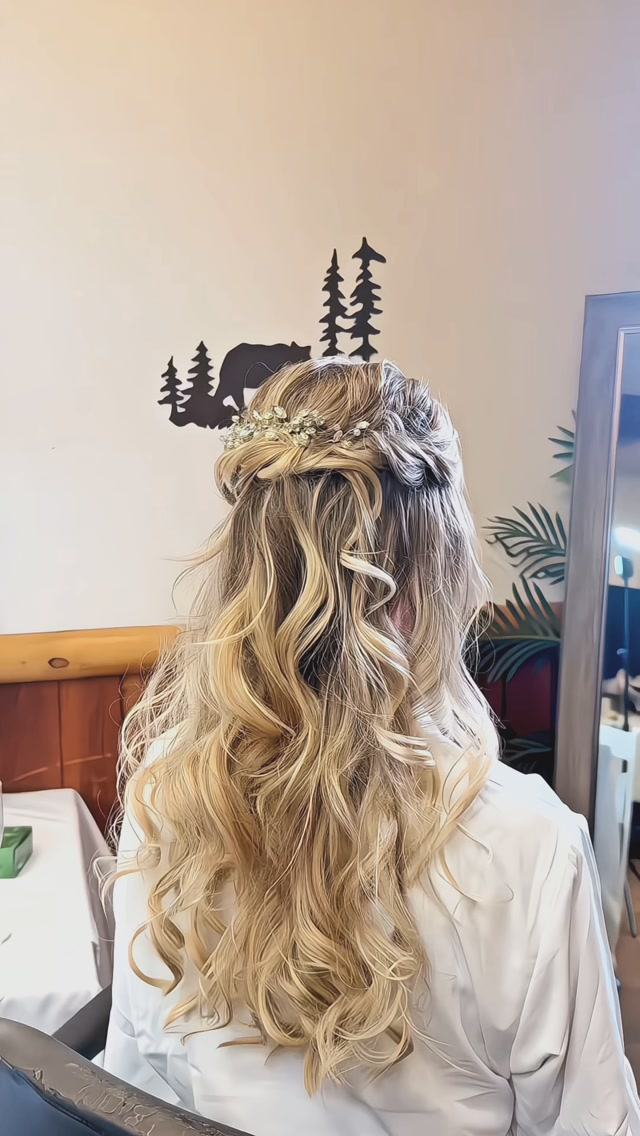 #halfuphalfdownhairstyle #bridalhairandmakeup #mountainbrides #yosemitemakeupandhair #yosemitemakeupartist
HMUA Melanie @yosemitemakeupandhair
Venue: @pinesresort