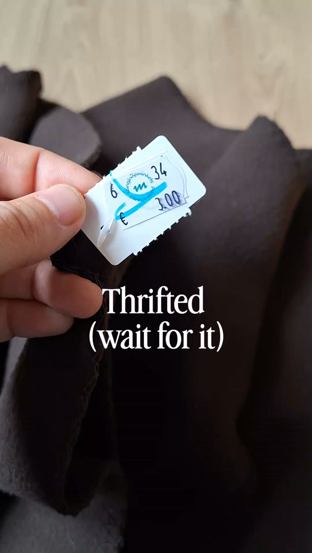 "Met die ouwe vodden uit de kringwinkel kan je toch echt geen mooie kleding maken? 🥲"
Is dat?
Nee?
Awel ik probeer hier exact het tegendeel te bewijzen ✌🏻😎
Twee oude fleecedekentjes uit de kringwinkel en een stofrestje werden zo een super warme trui voor mijn man. ✅
Never not seeing the potential ♻️
PS. Echt waar leer naaien, tis het beste ooit, een basis skill die eigenlijk BROODNODIG is én TIS GOED VOOR ONS BREIN 🧠. Need I say more?
***
Ik ben Mona. Ik inspireer met tweedehands, upcycling, naaien & en ik leer het je via e-books en workshops 💚♻️