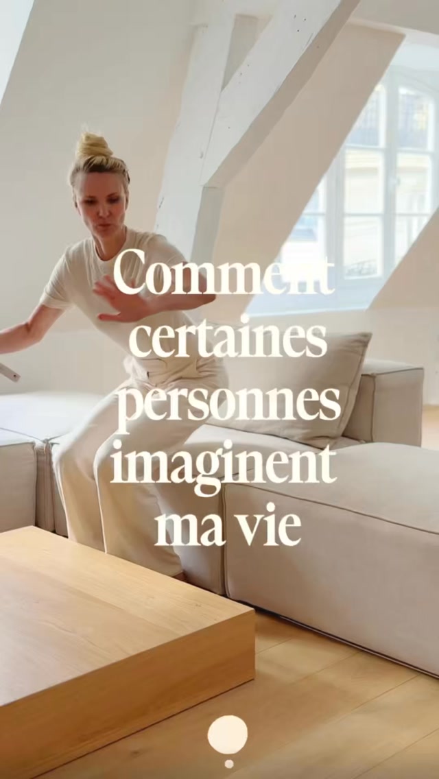 Avouez-le, vous voyez un peu ma vie comme ça non ?
🌿
Je ne vous jette pas la pierre ! C’est vrai qu’on peut penser soit que je passe ma vie à ranger, soit que je ne vis pas vraiment dans mon appartement de façon à ne rien déranger pour qu’il soit toujours nickel !
🌿
Ainsi je ne m’assiérais pas sur mon canapé, j’irais faire pipi chez ma voisine pour éviter de salir mes toilettes, évidemment je dormirais à côté de mon lit pour ne pas le défaire, je ne laverais pas mes mains pour ne pas toucher à mon lavabo et j’éviterai toute forme de cuisine pour ne pas avoir à nettoyer ensuite ! 🤣
🌿
Derrière cette vidéo humoristique il y a une vérité : quand notre maison est parfaitement rangée, il y a une part de nous qui voudrait vivre sans laisser de traces ! Mais il existe une autre voie, celle d’avoir peu, ainsi ranger est facile et on peut vivre normalement…
🌿
Je vous assure que non seulement c’est possible, mais tellement libérateur, alors je vous laisse réagir et d’ici là allez à l’essentiel !
.
.
.
.
#ecologiedinterieur rangement ménage ordre humour