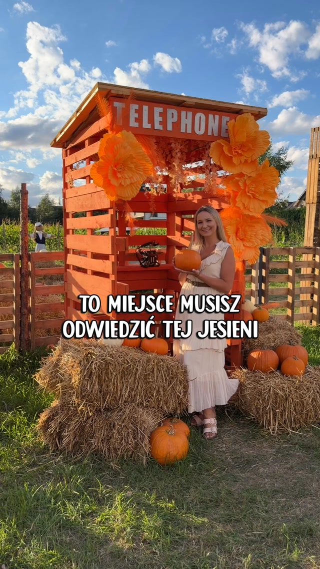 🍂🎃 Szukasz pomysłu na jesienną wycieczkę blisko Krakowa? 🎃🍂
Koniecznie zajrzyjcie na Farmę Dyniową w Modlnicy! 💛 To już nasza czwarta wizyta i naprawdę super obserwować, jak to miejsce rozwija się z roku na rok!
W tym roku króluje tu bajkowy motyw Kopciuszka👑✨
Na miejscu czekają na Was:
✨ kolorowe photospoty
✨ gra terenowa, dyniowe kręgle i kółko-krzyżyk
✨ piaskownica pełna kukurydzy, huśtawka i zabawki
✨ mini zoo z kurami, królikami i gęsiami 🐇🐓🦆
✨ możliwość zobaczenia, jak rosną dynie, i zakupu jednej z wielu odmian 🎃
✨ przewijak w plenerze z pampersami – ogromny plus dla rodziców! 👏
✨mała gastronomia z pyszną cynamonową kawą
W weekendy dodatkowo pojawiają się wystawcy z przetworami i rękodziełem ☕🍯
📍 Farma Dyniowa Modlnica, ul. Studzienki 31
📅 Czynne codziennie do końca października
🕒 Pn–pt: 13:00–19:00 | Sb–nd: 10:00–19:00
🎟 Bilety: 10 zł pn–pt | 15 zł ulgowy / 20 zł normalny sb–nd
💳 10% zniżki z KDR
👶 Dzieci do 1. roku życia i osoby z orzeczeniem – wstęp bezpłatny
🚗 Parking bezpłatny i całkiem spory, ale w weekendy szybko się zapełnia.
To świetne miejsce na rodzinny jesienny wypad, zabawę z dziećmi i oczywiście klimatyczne zdjęcia! 📸🍂
A Wy planujecie w tym roku odwiedzić jakąś farmę dyniową? 🎃👇
#farmadyniowa #krakow #atrakcjedladzieci #krakowpoland
