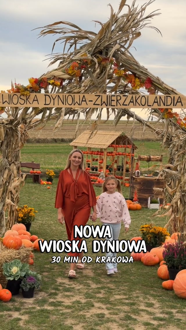 🎃🍂 Jeśli szukacie pomysłu na jesienną wycieczkę niedaleko Krakowa, koniecznie zapiszcie sobie to miejsce! 🍂
Zwierzakolandia Mini Zoo i Wioska Dyniowa w Wielmoży to połączenie jesiennego klimatu, pięknych dekoracji i… mnóstwa zwierzaków! 🐐🦙🎃
Na miejscu znajdziecie:
🎃 Wioskę Dyniową i mnóstwo jesiennych dekoracji
📸 piękne photospoty – raj dla jesieniar! 🍂
🦙 alpaki, 🐐 kozy, 🐇 króliki, 🫏 osiołki, a nawet kangura! 🦘
🥕 możliwość karmienia i głaskania zwierząt
🧙♀️ domek Baby Jagi
🎈 dmuchaniec, który jest w cenie biletu!
🧸 zabawki dla dzieci
🛒 przejażdżkę na taczce
A jeśli zgłodniejecie, na miejscu działa też mała gastronomia 🍟🌭 Możecie zjeść zapiekanki, frytki, nuggetsy i napić się czegoś zimnego. Dzięki temu spokojnie można zostać tutaj na dłużej i miło spędzić czas całą rodziną. ❤️
Teren jest naprawdę duży, więc spokojnie można tu spędzić kilka godzin. A największy plus? Jesteście w okolicach Ojcowa, więc wizytę w Zwierzakolandii możecie połączyć ze zwiedzaniem okolicy i zrobić sobie całodniową jesienną wycieczkę! 🍁
📍 Zwierzakolandia Mini Zoo i Wioska Dyniowa
ul. Długa 199, 32-045 Wielmoża
🎟️ Bilety:
👩 Dorośli – 25 zł
🧒 Dzieci od 2 lat – 20 zł
🎈 Dmuchaniec w cenie biletu!
🕒 Godziny otwarcia:
Piątek 15:00–20:00
Sobota 12:00–20:00
Niedziela 12:00–20:00
🚗 Duży, darmowy parking
My zdecydowanie dopisujemy to miejsce do naszej listy jesiennych rodzinnych odkryć! 🎃🍂
Zapiszcie ten post, jeśli szukacie pomysłu na jesienny wypad z dziećmi! ❤️
A Wy byliście już w jakiejś wiosce dyniowej w tym roku? 🎃👇
•Farma Dyniowa pod Krakowem • Pomysł na jesienny spacer w okolicach Krakowa • Kraków • Farma dyniowa •
#farmadyniowa #krakow #jesiennyklimat #okolicekrakowa #krakowzdzieckiem