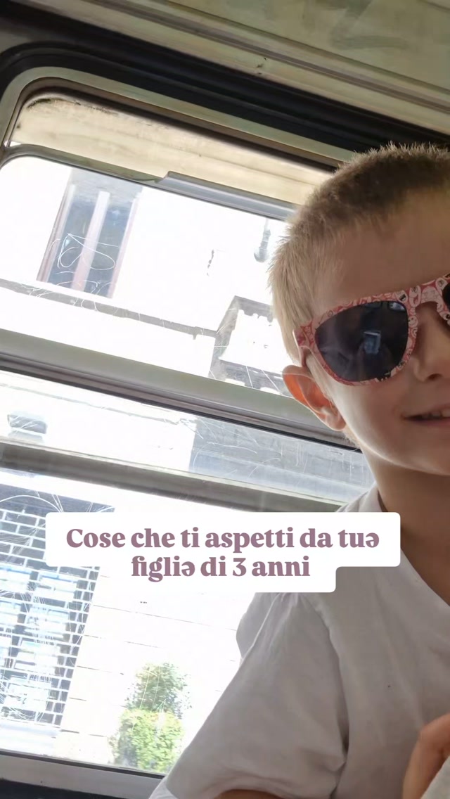 A volte pretendiamo dai nostrə bambinə di 3 anni capacità che non hanno ancora sviluppato col rischio di interpretare la loro fatica come disobbedienza.
Ma se fosse la nostra aspettativa a essere fuori misura?
Comprendere la loro fase evolutiva non significa rinunciare ai limiti, ma accompagnarlə a sviluppare le capacità che ancora non possiedono.
Ecco 5 cose che ti aspetti da tuə figliə di 3 anni, ma che non è (ancora) in grado di fare:
1️⃣ “Gestire” la rabbia per le piccole delusioni senza drammi
Quella rabbia improvvisa per il biscotto spezzato? Normale. A tre anni, l'autocontrollo è ancora un miraggio e le emozioni sono come onde: arrivano forti e improvvise.
2️⃣ Condividere spontaneamente
Il concetto di "mio" è ancora dominante, e la condivisione è un processo che imparerà pian piano. Non insistere se non condivide il suo gioco preferito.
3️⃣ Capire la logica dietro le regole
Per te “non saltare sul divano” è una regola di buon senso. Per ləi è una domanda filosofica: "Perché non dovrei? Cosa succede se lo faccio? Come posso scoprirlo?" Ogni cosa è esplorazione e sperimentazione dei limiti e dei confini.
4️⃣ Esprimere quello che prova senza usare le mani
A tre anni le mani e i gesti sono come un megafono: tirare, spingere, lanciare... tutto è un modo per comunicare (efficacemente) quando le parole non bastano o non si conoscono.
5️⃣ Aspettare con pazienza
Tu dici "un attimo", ma per ləi è come se il tempo si dilatasse all'infinito. L'attesa non ha contorni chiari perchè non è in grado di quantificare il tempo.
.
.
.
Vuoi capire cosa rischia di complicare le tue giornate e la relazione con tuə figliə?
Scrivi ✨ COMUNICARE✨ per ricevere la mia risorsa gratuita e inziare a riconoscere schemi che ti stanno ostacolando.