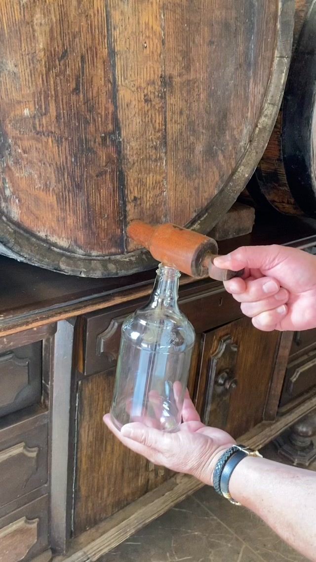 🥃 UMA NOVA EXPERIÊNCIA CHEGOU AO HARAS VALE DAS PEDRAS!
Apresentamos a nossa Cachaça de Carvalho Haras Vale das Pedras.
Uma bebida criada para quem aprecia tradição, personalidade e aquele toque especial que transforma um momento simples em uma experiência.
🌳 Envelhecida em Carvalho
🥃 Edição especial Haras Vale das Pedras
🎁 Uma opção para presentear ou guardar para aquela ocasião especial
Agora você pode levar um pedacinho do Haras Vale das Pedras para a sua casa.
📲 Quer saber o valor e garantir a sua? Chame a gente no WhatsApp.
Haras Vale das Pedras | Tradição que vai além dos cavalos.
#HarasValeDasPedras #CachaçaDeCarvalho #CachaçaArtesanal #Cachaça #CachaçaBrasileira