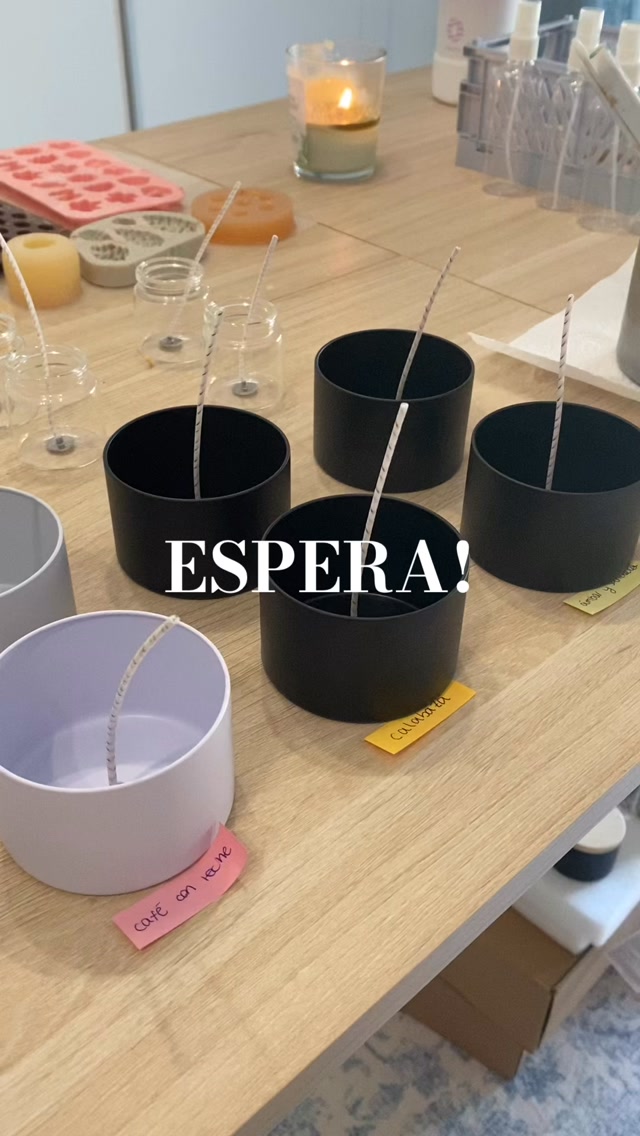 Espera… que todavía faltaba un poquito de magia 🍂✨
Del taller al resultado final 🤎🕯️
Después de tantas pruebas, aromas, colores y pequeños detalles… qué ilusión ver por fin nuestra colección de otoño tomando forma 🥹🍁
Ahora sí… mucho mejor 🤭
¿Con cuál os quedáis? 👀🕯️
#SoftieCandles #ColeccionDeOtoño #VelasDeOtoño #VelasArtesanales #VelasDeSoja HechoAMano Otoño2026 CandleLover