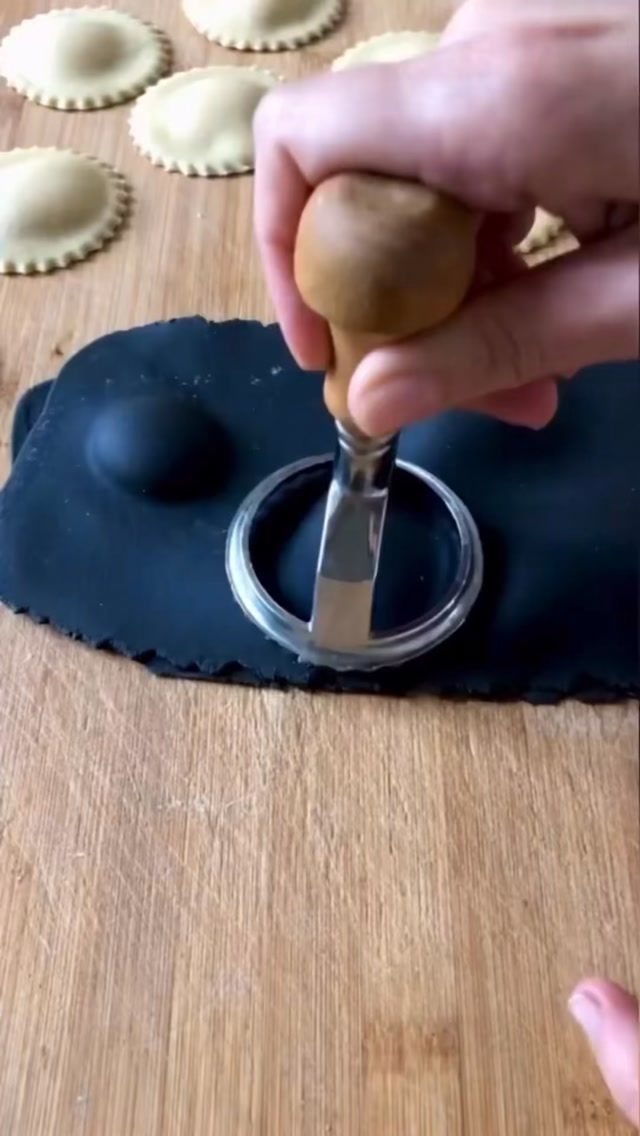 Number one tip for perfect ravioli: make sure to remove all air from the pasta before sealing it. Here you see how I do it with my ravioli stamp, circling gently around the filling to remove any air that might be trapped in with the filling. That air would inflate when cooking the ravioli and leave you with a crumbled and deflated raviolo. Such a simple way to prevent it - and can be done with a cookie cutter as well!
•
•
•
•
•
#ravioli #pastatips #freshpasta #pastafresca #homemadepasta